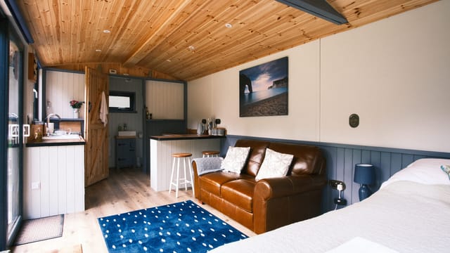 Hut bedroom and lounge