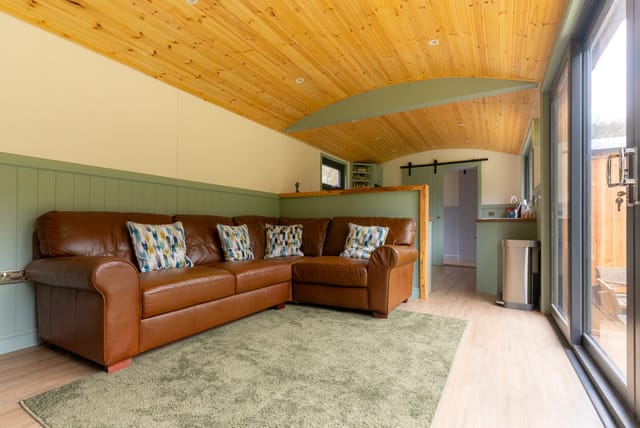 Lodge lounge with leather sofa