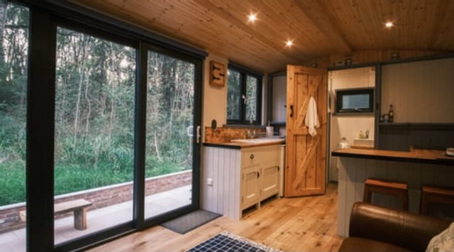 Hut kitchen with sliding doors to the forest